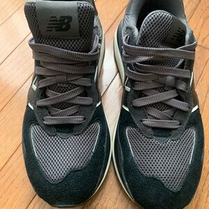 SOLD ON MARKET PLACE : 🎉New Balance Women’s Femmes Sneakers size 10B